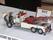 Plastikowy model ciężarowego holownika Kenworth W900 zbudoany w skali 1:25 - fotografia nr 2.