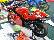 Plastikowy model motocykla Yamaha YZR500 - zdjęcie nr 3.
