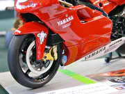Plastikowy model motocykla Yamaha YZR500 - zdjęcie nr 4.