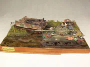 Diorama zatytułowana „Ostatni Tygrys Wittmanna” zawiera dwa plastikowe modele czołgów: niemieckiego Tygrysa i amerykańskiego Shermana Firefly z polska załogą - zdjęcie nr 1