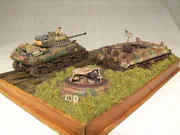 Diorama zatytułowana „Ostatni Tygrys Wittmanna” zawiera dwa plastikowe modele czołgów: niemieckiego Tygrysa i amerykańskiego Shermana Firefly z polska załogą - zdjęcie nr 3