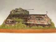 Diorama zatytułowana „Ostatni Tygrys Wittmanna” zawiera dwa plastikowe modele czołgów: niemieckiego Tygrysa i amerykańskiego Shermana Firefly z polska załogą - zdjęcie nr 4