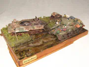 Diorama zatytułowana „Ostatni Tygrys Wittmanna” zawiera dwa plastikowe modele czołgów: niemieckiego Tygrysa i amerykańskiego Shermana Firefly z polska załogą - zdjęcie nr 6