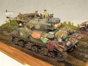 Diorama zatytułowana „Ostatni Tygrys Wittmanna” zawiera dwa plastikowe modele czołgów: niemieckiego Tygrysa i amerykańskiego Shermana Firefly z polska załogą - zdjęcie nr 8