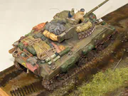 Diorama zatytułowana „Ostatni Tygrys Wittmanna” zawiera dwa plastikowe modele czołgów: niemieckiego Tygrysa i amerykańskiego Shermana Firefly z polska załogą - zdjęcie nr 9