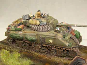 Diorama zatytułowana „Ostatni Tygrys Wittmanna” zawiera dwa plastikowe modele czołgów: niemieckiego Tygrysa i amerykańskiego Shermana Firefly z polska załogą - zdjęcie nr 10