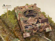 Diorama zatytułowana „Ostatni Tygrys Wittmanna” zawiera dwa plastikowe modele czołgów: niemieckiego Tygrysa i amerykańskiego Shermana Firefly z polska załogą - zdjęcie nr 15