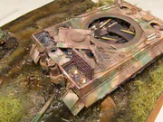 Diorama zatytułowana „Ostatni Tygrys Wittmanna” zawiera dwa plastikowe modele czołgów: niemieckiego Tygrysa i amerykańskiego Shermana Firefly z polska załogą - zdjęcie nr 16