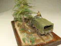 Diorama modelarska w skali 1:35 przedstawiająca scenę z drugiej wojny światowej z amerykańską ciężarówką Dodge WC-63 - zdjęcie nr 7