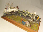 Diorama z plastikowymi modelami opancerzonej wersji pojazdu SdKfz 8 oraz armaty przeciwpancernej PaK 44 - foto nr 2