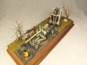 Diorama z plastikowymi modelami opancerzonej wersji pojazdu SdKfz 8 oraz armaty przeciwpancernej PaK 44 - foto nr 3