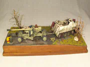 Diorama z plastikowymi modelami opancerzonej wersji pojazdu SdKfz 8 oraz armaty przeciwpancernej PaK 44 - foto nr 4