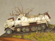Diorama z plastikowymi modelami opancerzonej wersji pojazdu SdKfz 8 oraz armaty przeciwpancernej PaK 44 - foto nr 5