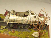 Diorama z plastikowymi modelami opancerzonej wersji pojazdu SdKfz 8 oraz armaty przeciwpancernej PaK 44 - foto nr 7