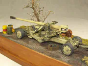 Diorama z plastikowymi modelami opancerzonej wersji pojazdu SdKfz 8 oraz armaty przeciwpancernej PaK 44 - foto nr 11