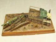 Diorama z plastikowymi modelami niemieckiego ciągnika półgąsienicowego sWS i ciężkiej haubicy sFH 18 - fotografia nr 2