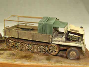 Diorama z plastikowymi modelami niemieckiego ciągnika półgąsienicowego sWS i ciężkiej haubicy sFH 18 - fotografia nr 5