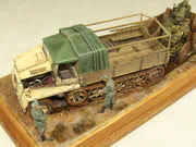 Diorama z plastikowymi modelami niemieckiego ciągnika półgąsienicowego sWS i ciężkiej haubicy sFH 18 - fotografia nr 9