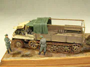 Diorama z plastikowymi modelami niemieckiego ciągnika półgąsienicowego sWS i ciężkiej haubicy sFH 18 - fotografia nr 10