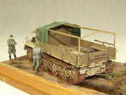 Diorama z plastikowymi modelami niemieckiego ciągnika półgąsienicowego sWS i ciężkiej haubicy sFH 18 - fotografia nr 11