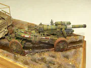 Diorama z plastikowymi modelami niemieckiego ciągnika półgąsienicowego sWS i ciężkiej haubicy sFH 18 - fotografia nr 14