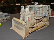 Plastikowy model opancerzonego buldożera Caterpillar D9R Doobi - fotografia nr 3.