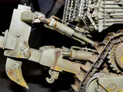 Plastikowy model opancerzonego buldożera Caterpillar D9R Doobi - fotografia nr 6.