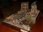 Diorama modelarska przestawiająca scenę wyzwolenia belgijskiego miasta Bastogne w 1944 roku - fotografia nr 1.
