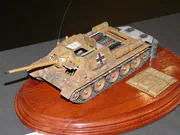 Plastikowy model samobieżnego działa SU-85 z okresu drugiej wojny światowej - fotografia nr 2.