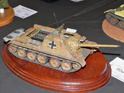Plastikowy model samobieżnego działa SU-85 z okresu drugiej wojny światowej - fotografia nr 3.