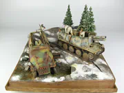 Diorama modelarska Ardeny 1944 z plastikowymi modelami niemieckich pojazdów wojskowych: działo samobieżne Grille i półgąsienicowy transporter opancerzony Sd.Kfz. 251 - foto nr 3