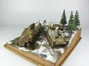 Diorama modelarska Ardeny 1944 z plastikowymi modelami niemieckich pojazdów wojskowych: działo samobieżne Grille i półgąsienicowy transporter opancerzony Sd.Kfz. 251 - foto nr 4