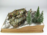 Diorama modelarska Ardeny 1944 z plastikowymi modelami niemieckich pojazdów wojskowych: działo samobieżne Grille i półgąsienicowy transporter opancerzony Sd.Kfz. 251 - foto nr 5