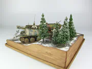 Diorama modelarska Ardeny 1944 z plastikowymi modelami niemieckich pojazdów wojskowych: działo samobieżne Grille i półgąsienicowy transporter opancerzony Sd.Kfz. 251 - foto nr 6