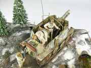 Diorama modelarska Ardeny 1944 z plastikowymi modelami niemieckich pojazdów wojskowych: działo samobieżne Grille i półgąsienicowy transporter opancerzony Sd.Kfz. 251 - foto nr 10