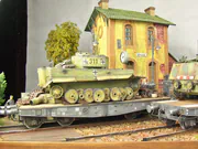 Diorama inspirowana fotografią czołgu Tygrys umieszczonego na platformie kolejowej stojącej na stacji Kopyczyńce na Ukrainie w czasie drugiej wojny światowej - foto nr 13