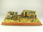Diorama przedstawiająca punkt dowodzenia brytyjskiej armii w Afryce Północnej - okres drugiej wojny światowej. Pojazdy na dioramie to AEC Dorchester, brytyjski, opancerzony samochód dowodzenia i druga ciężarówka to Bedford QL. Foto nr 1