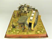Diorama przedstawiająca punkt dowodzenia brytyjskiej armii w Afryce Północnej - okres drugiej wojny światowej. Pojazdy na dioramie to AEC Dorchester, brytyjski, opancerzony samochód dowodzenia i druga ciężarówka to Bedford QL. Foto nr 3