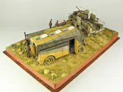 Diorama przedstawiająca punkt dowodzenia brytyjskiej armii w Afryce Północnej - okres drugiej wojny światowej. Pojazdy na dioramie to AEC Dorchester, brytyjski, opancerzony samochód dowodzenia i druga ciężarówka to Bedford QL. Foto nr 4