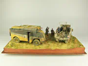 Diorama przedstawiająca punkt dowodzenia brytyjskiej armii w Afryce Północnej - okres drugiej wojny światowej. Pojazdy na dioramie to AEC Dorchester, brytyjski, opancerzony samochód dowodzenia i druga ciężarówka to Bedford QL. Foto nr 5