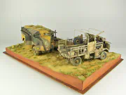 Diorama przedstawiająca punkt dowodzenia brytyjskiej armii w Afryce Północnej - okres drugiej wojny światowej. Pojazdy na dioramie to AEC Dorchester, brytyjski, opancerzony samochód dowodzenia i druga ciężarówka to Bedford QL. Foto nr 6