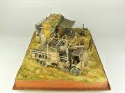 Diorama przedstawiająca punkt dowodzenia brytyjskiej armii w Afryce Północnej - okres drugiej wojny światowej. Pojazdy na dioramie to AEC Dorchester, brytyjski, opancerzony samochód dowodzenia i druga ciężarówka to Bedford QL. Foto nr 7