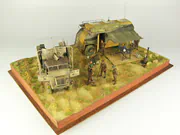 Diorama przedstawiająca punkt dowodzenia brytyjskiej armii w Afryce Północnej - okres drugiej wojny światowej. Pojazdy na dioramie to AEC Dorchester, brytyjski, opancerzony samochód dowodzenia i druga ciężarówka to Bedford QL. Foto nr 8