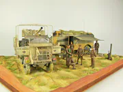 Diorama przedstawiająca punkt dowodzenia brytyjskiej armii w Afryce Północnej - okres drugiej wojny światowej. Pojazdy na dioramie to AEC Dorchester, brytyjski, opancerzony samochód dowodzenia i druga ciężarówka to Bedford QL. Foto nr 9