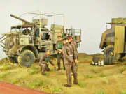 Diorama przedstawiająca punkt dowodzenia brytyjskiej armii w Afryce Północnej - okres drugiej wojny światowej. Pojazdy na dioramie to AEC Dorchester, brytyjski, opancerzony samochód dowodzenia i druga ciężarówka to Bedford QL. Foto nr 11
