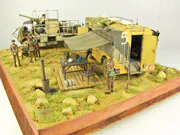 Diorama przedstawiająca punkt dowodzenia brytyjskiej armii w Afryce Północnej - okres drugiej wojny światowej. Pojazdy na dioramie to AEC Dorchester, brytyjski, opancerzony samochód dowodzenia i druga ciężarówka to Bedford QL. Foto nr 12