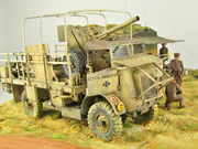 Diorama przedstawiająca punkt dowodzenia brytyjskiej armii w Afryce Północnej - okres drugiej wojny światowej. Pojazdy na dioramie to AEC Dorchester, brytyjski, opancerzony samochód dowodzenia i druga ciężarówka to Bedford QL. Foto nr 13