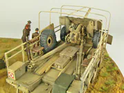 Diorama przedstawiająca punkt dowodzenia brytyjskiej armii w Afryce Północnej - okres drugiej wojny światowej. Pojazdy na dioramie to AEC Dorchester, brytyjski, opancerzony samochód dowodzenia i druga ciężarówka to Bedford QL. Foto nr 14