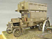 Plastikowe modele wojskowego omnibusu i traktora Holt 75 na dioramie - foto nr 11