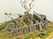 Diorama z plastikowym modelem niemieckiego transportera Sd.Kfz.9 Z Famo i żywicznym modelem naczepy do transportu ciężkich czołgów z Kassbohrer - foto nr 9